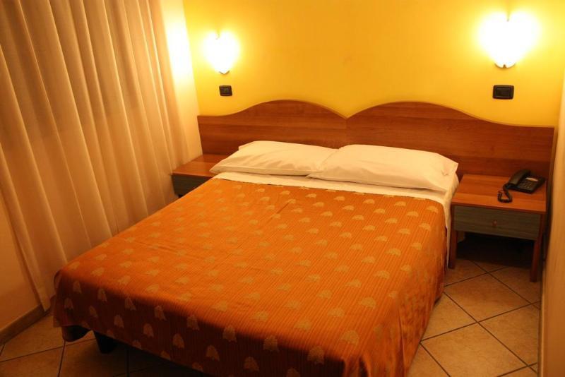 Hotel Sara Милано Екстериор снимка